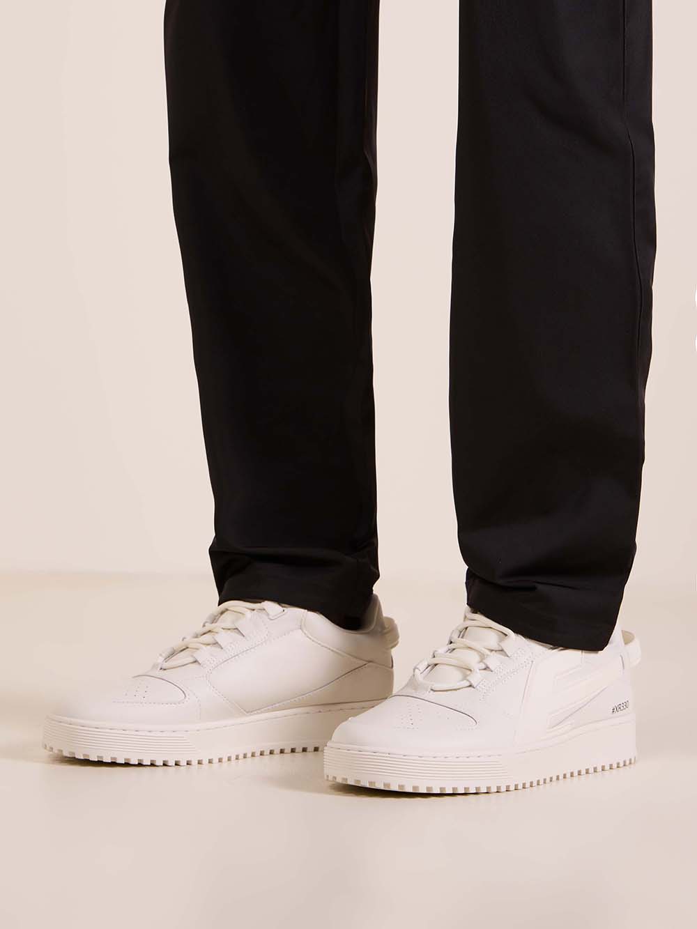 תמונת כל הלוק של נעלי סניקרס